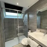 Contact De Hotel 2*