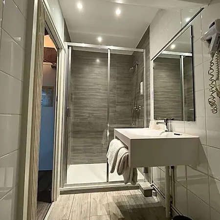 Hotel Contact De 2*