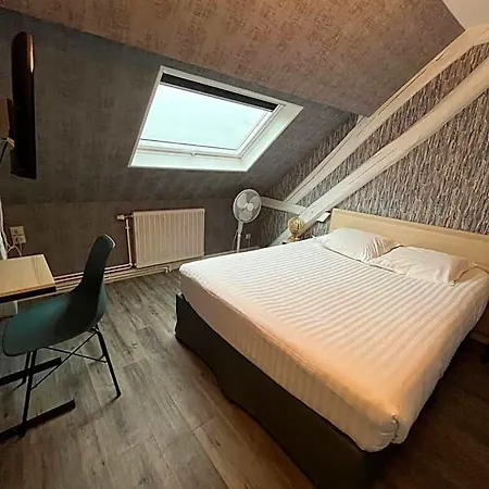Hotel Contact De 2*