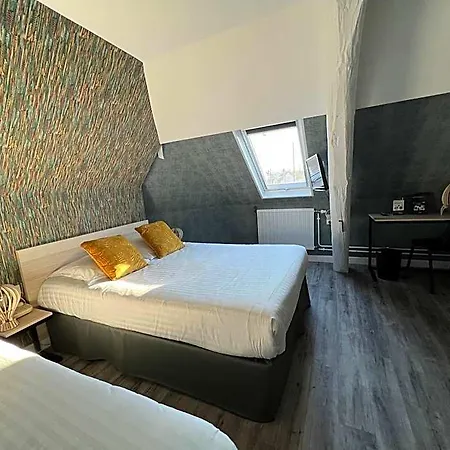 Contact De Hotel 2*