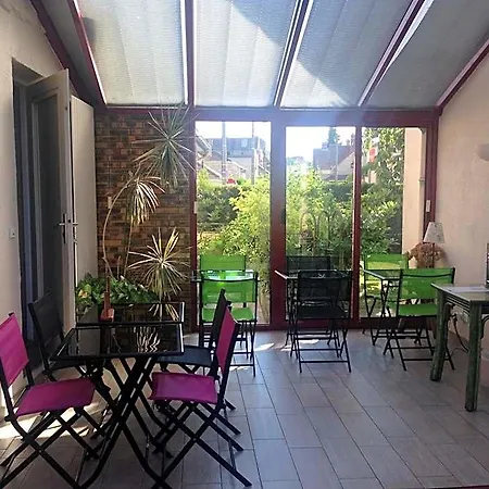 Contact De Hotel 2*